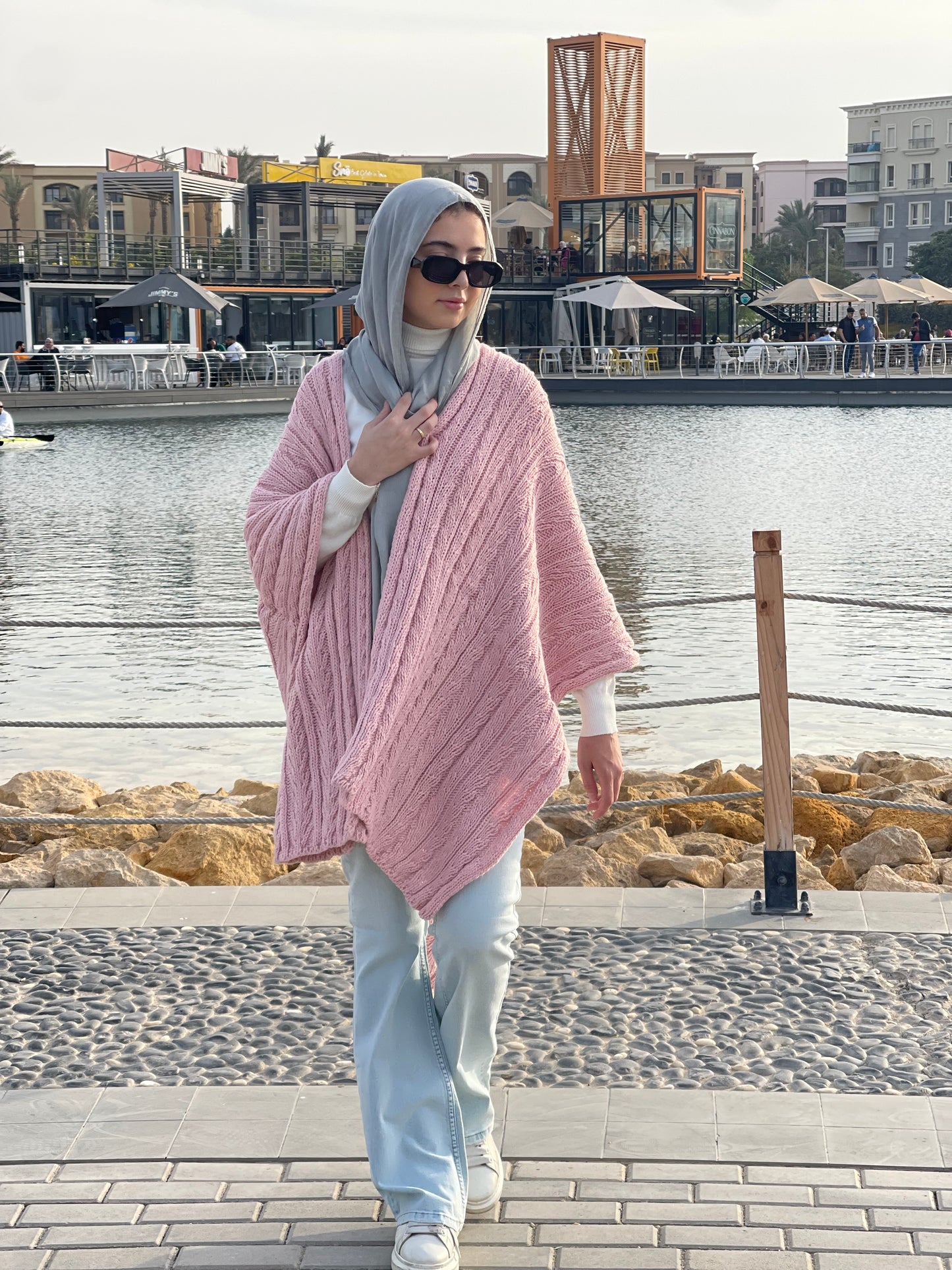 Cable-knitted Cape in pink