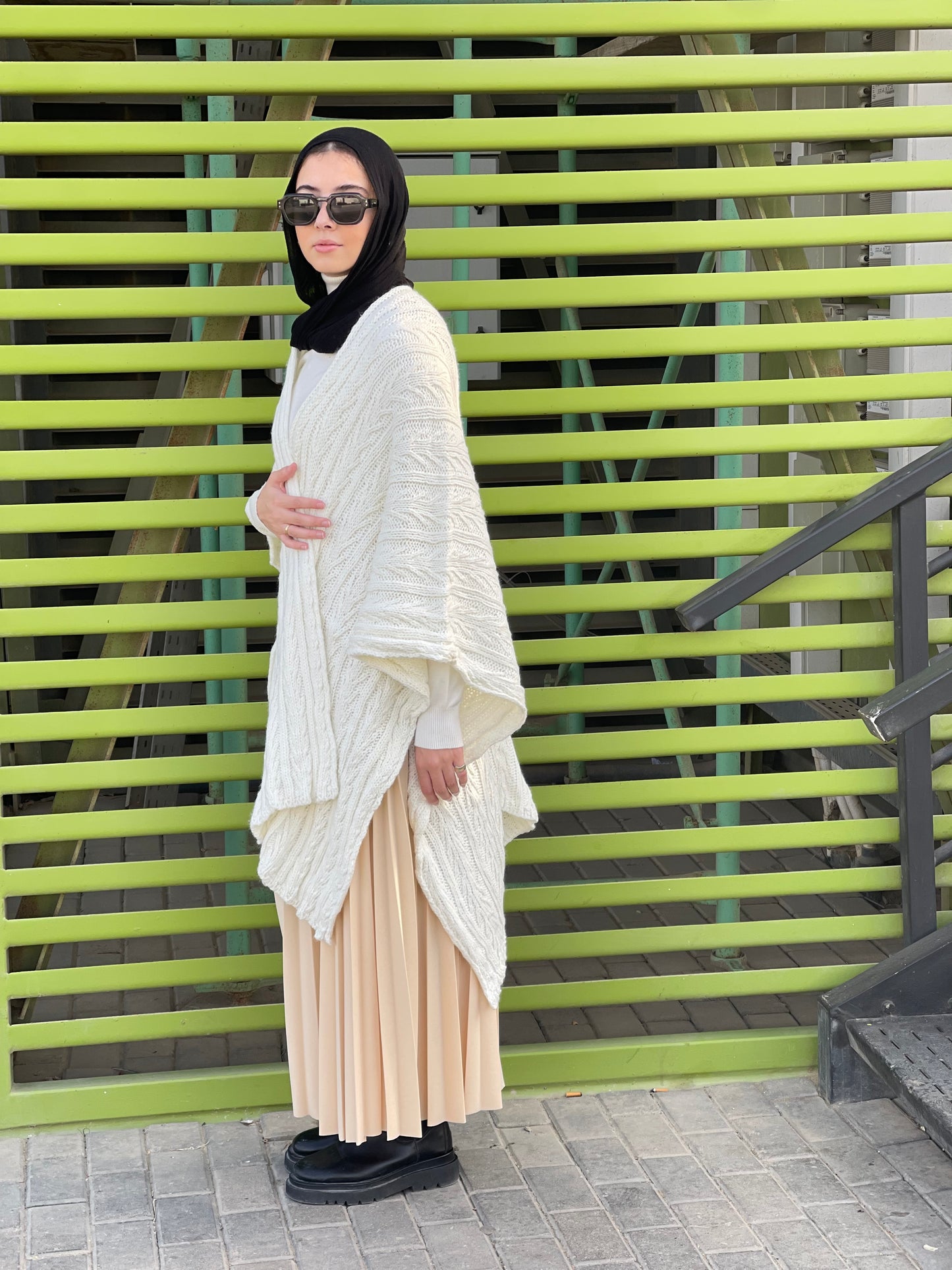 Cable-knitted Cape in off white
