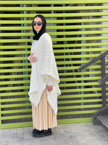 Cable-knitted Cape in off white