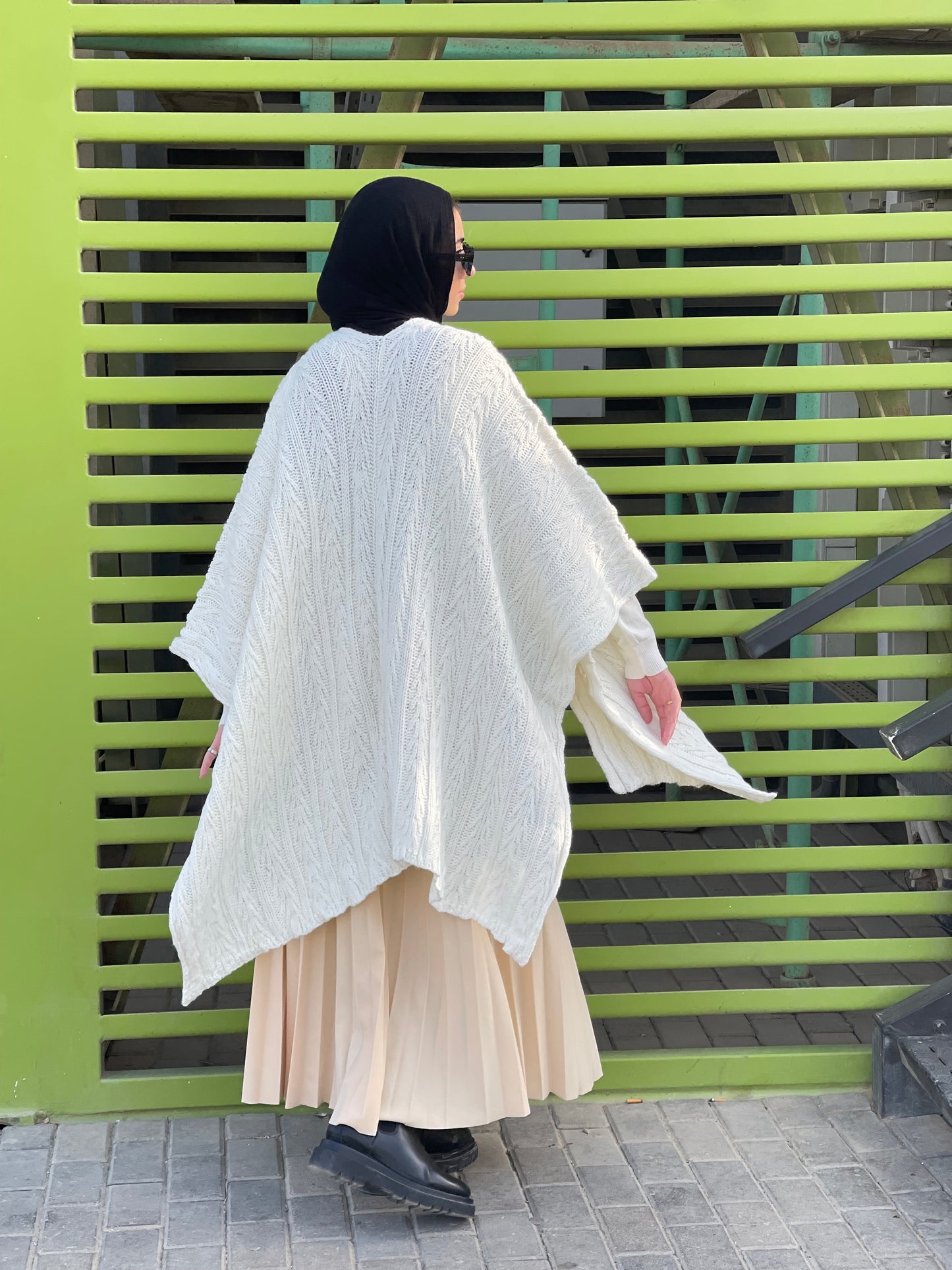 Cable-knitted Cape in off white