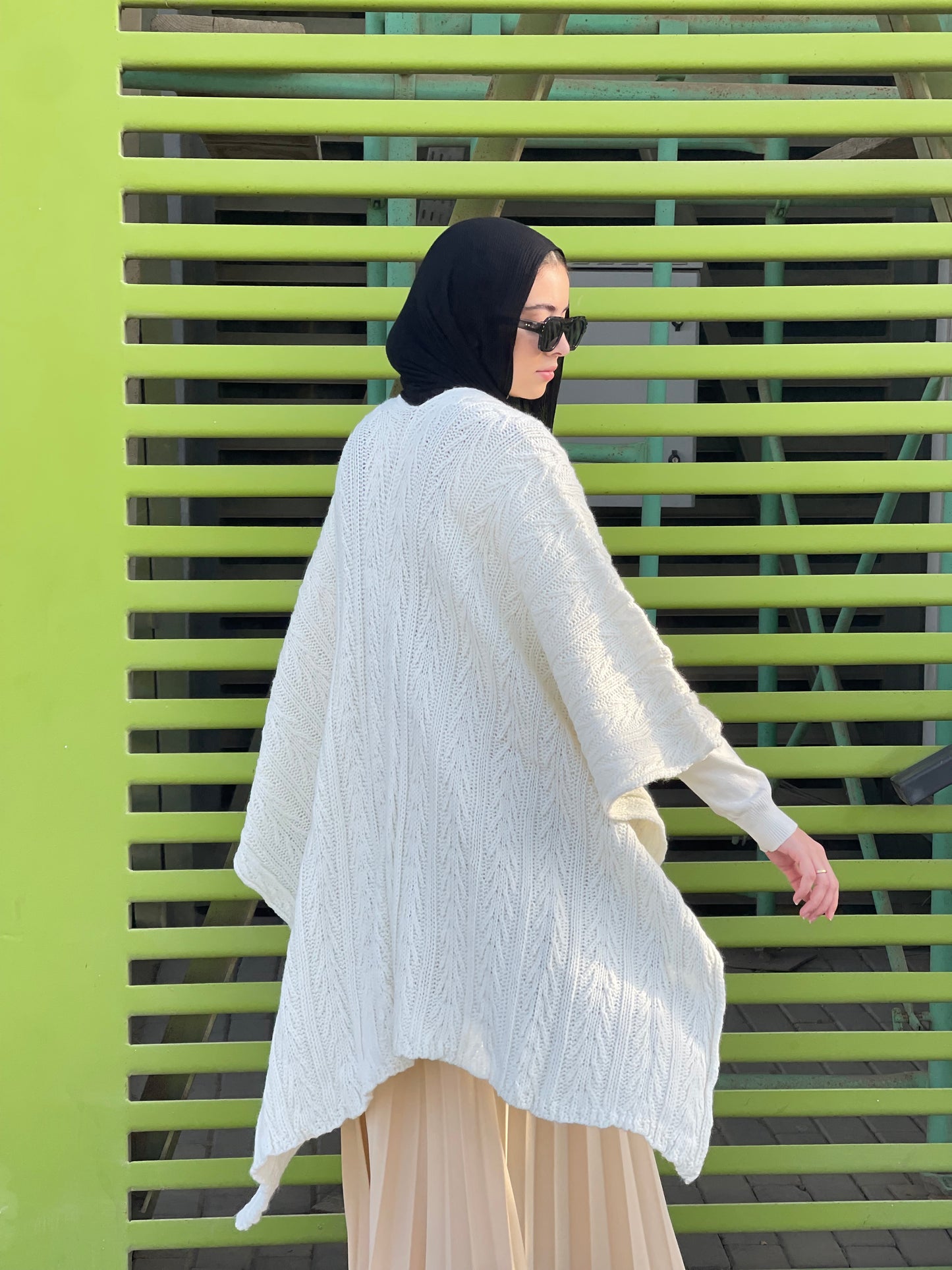 Cable-knitted Cape in off white