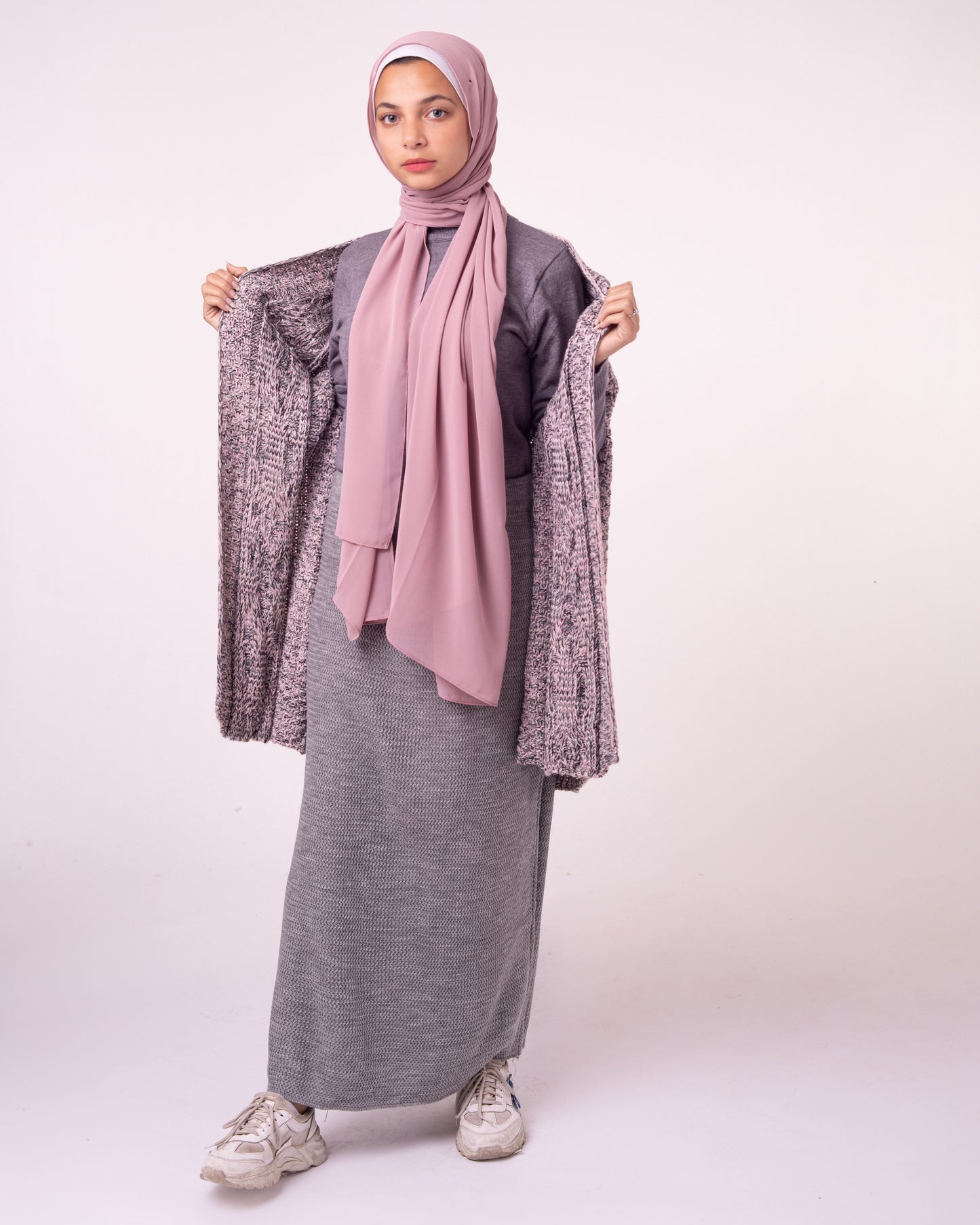 Knitted cap in grey rose