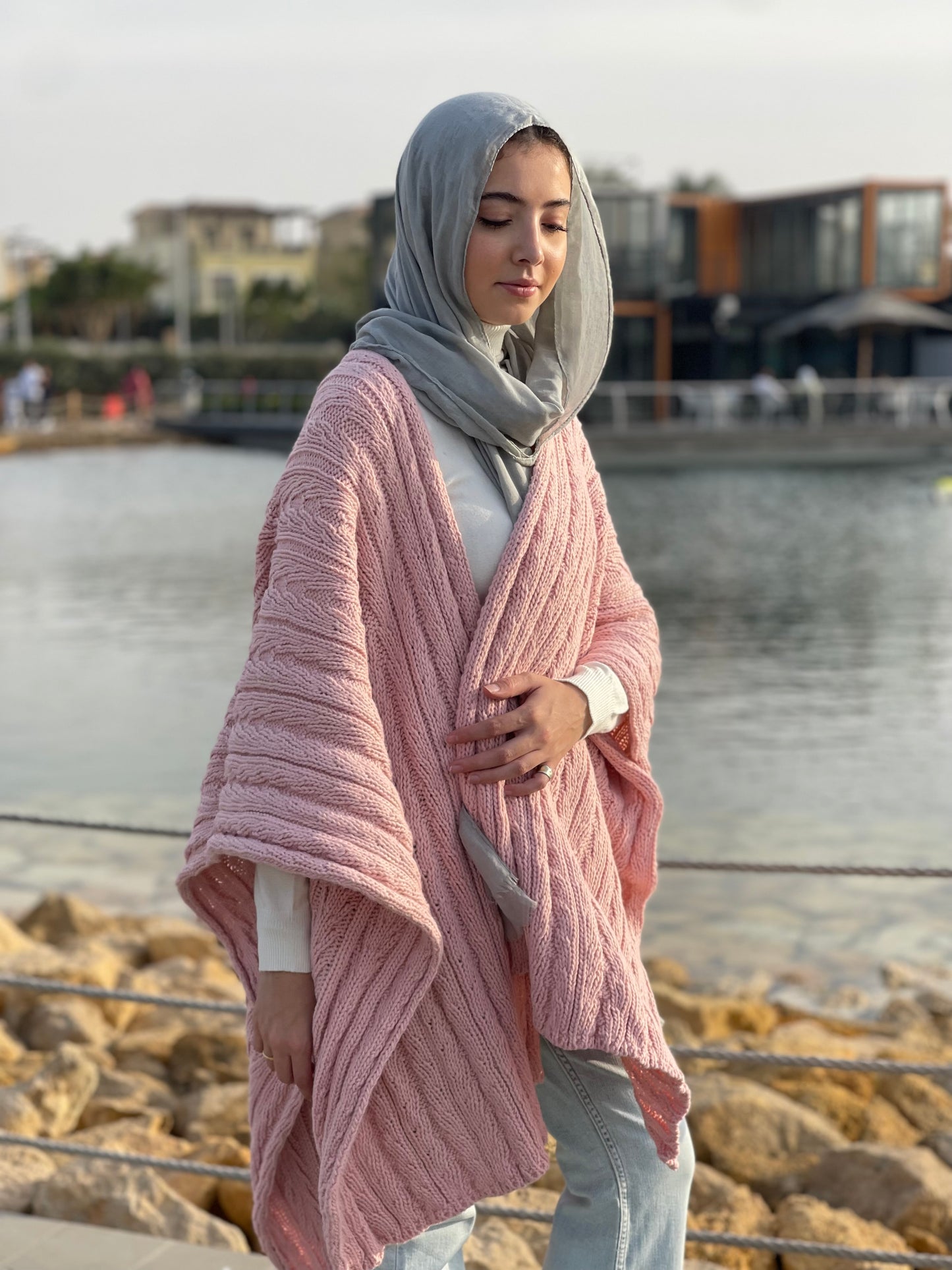 Cable-knitted Cape in pink