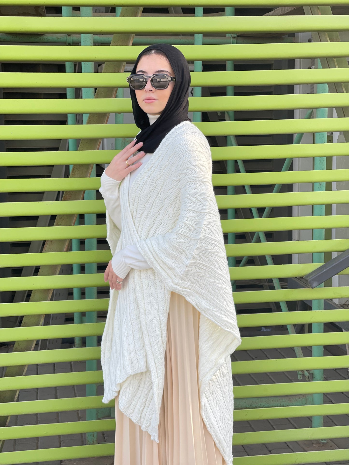 Cable-knitted Cape in off white