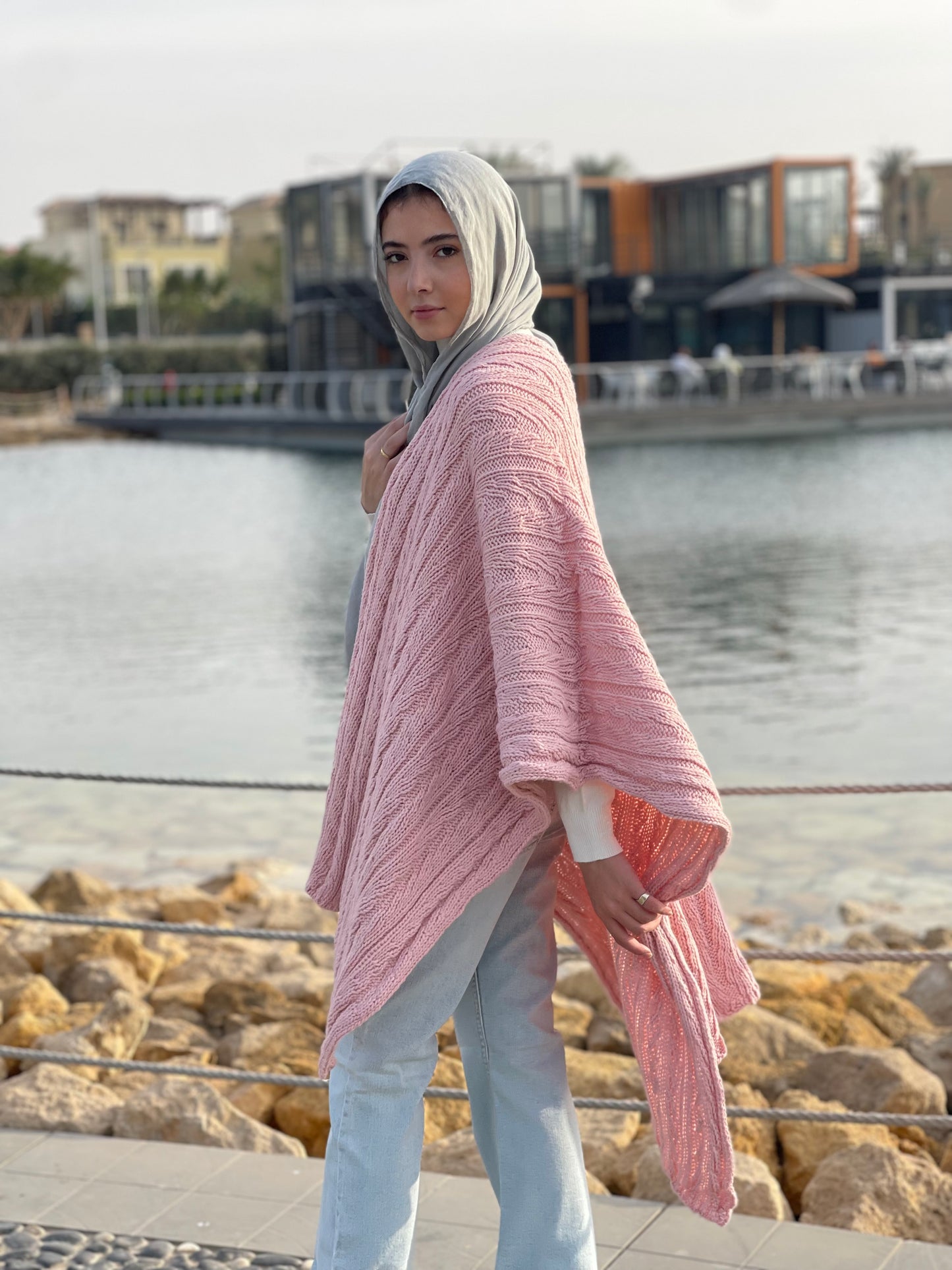 Cable-knitted Cape in pink