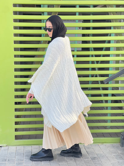Cable-knitted Cape in off white