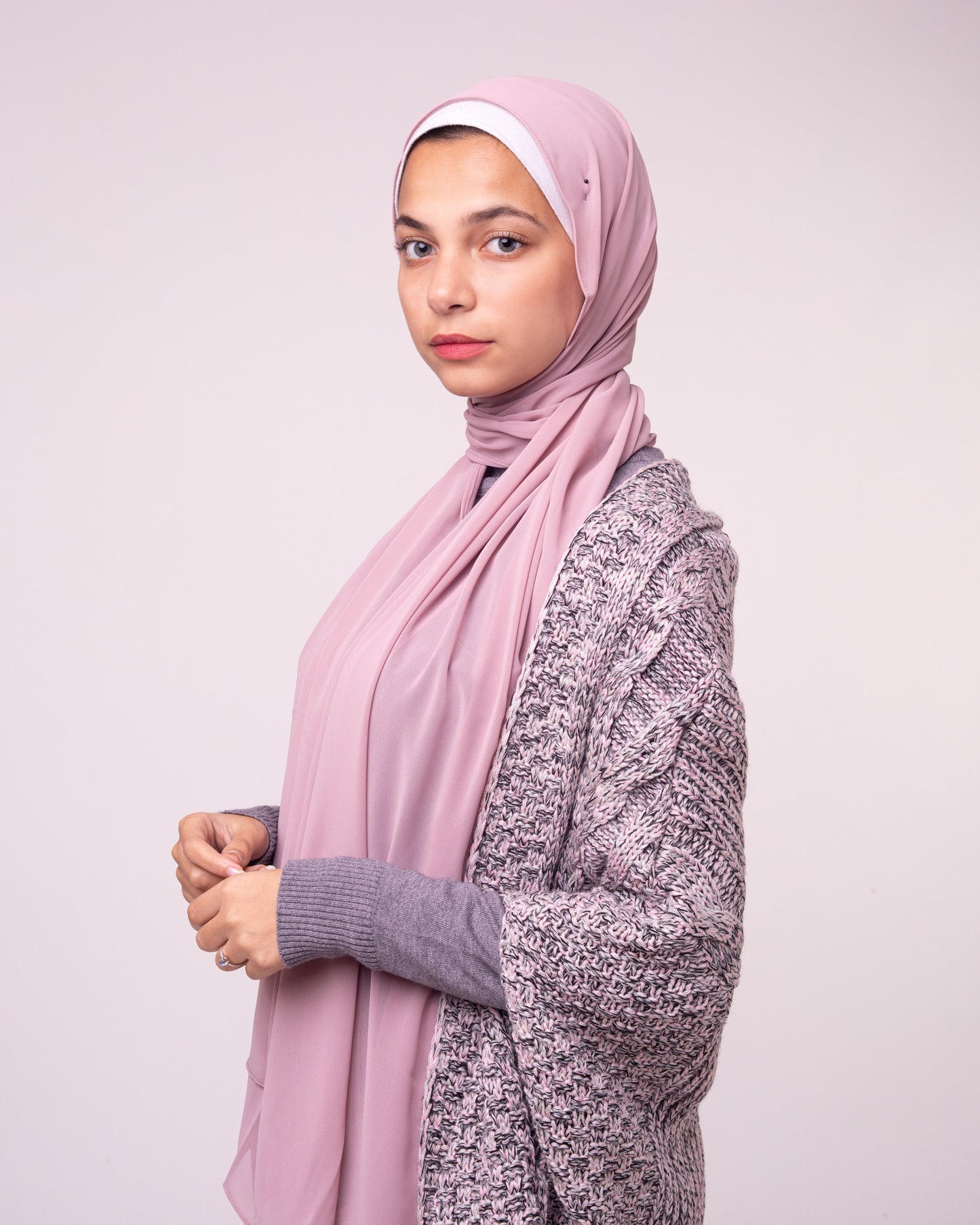 Knitted cap in grey rose