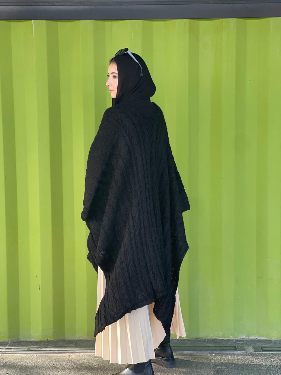 Cable-knitted Cape in black