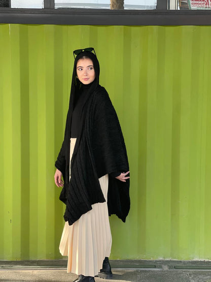 Cable-knitted Cape in black
