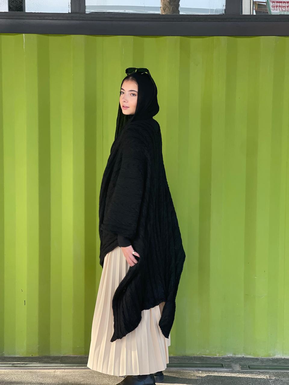 Cable-knitted Cape in black