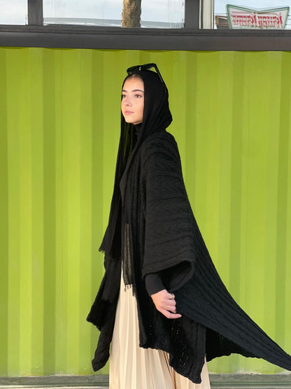 Cable-knitted Cape in black