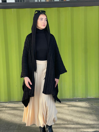 Cable-knitted Cape in black