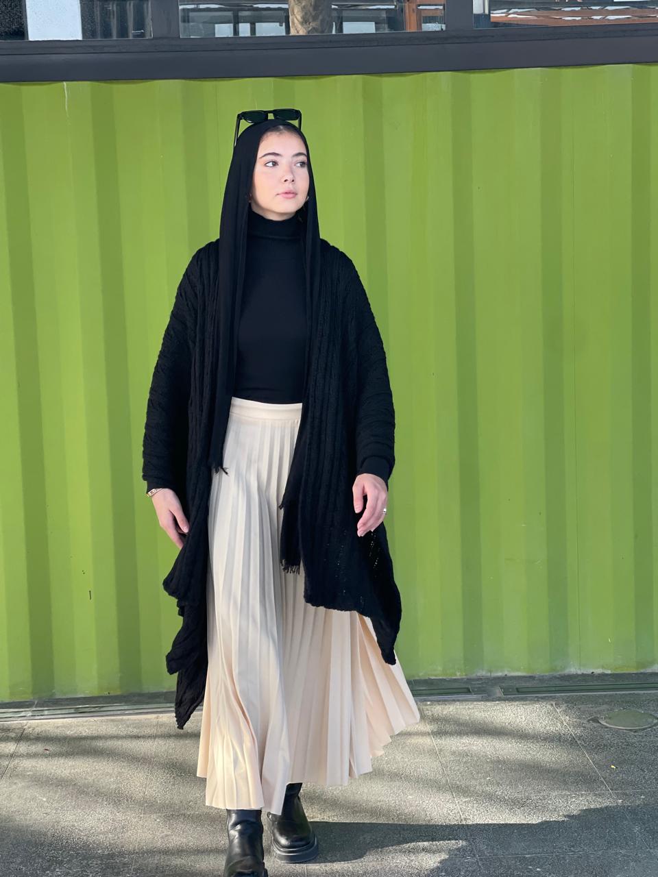 Cable-knitted Cape in black