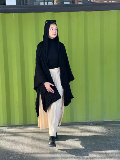 Cable-knitted Cape in black