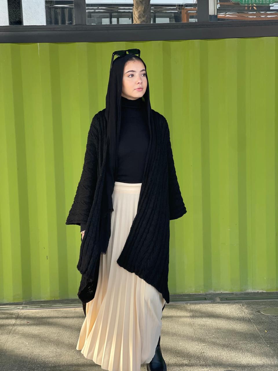 Cable-knitted Cape in black