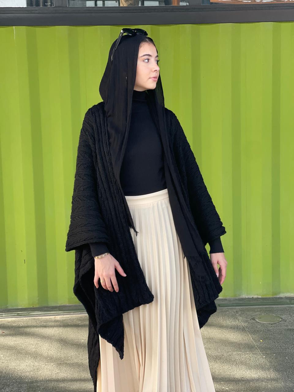Cable-knitted Cape in black