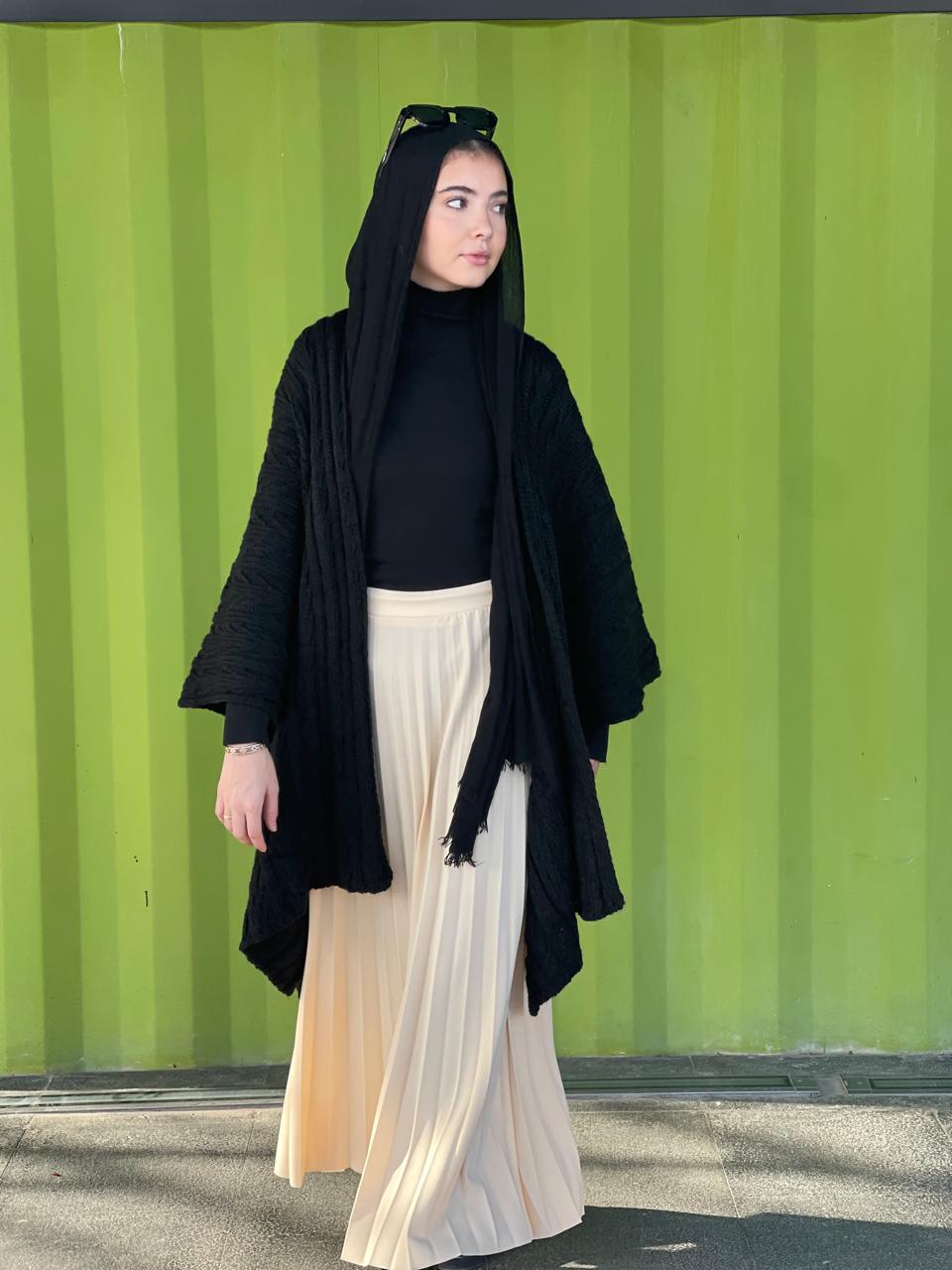 Cable-knitted Cape in black