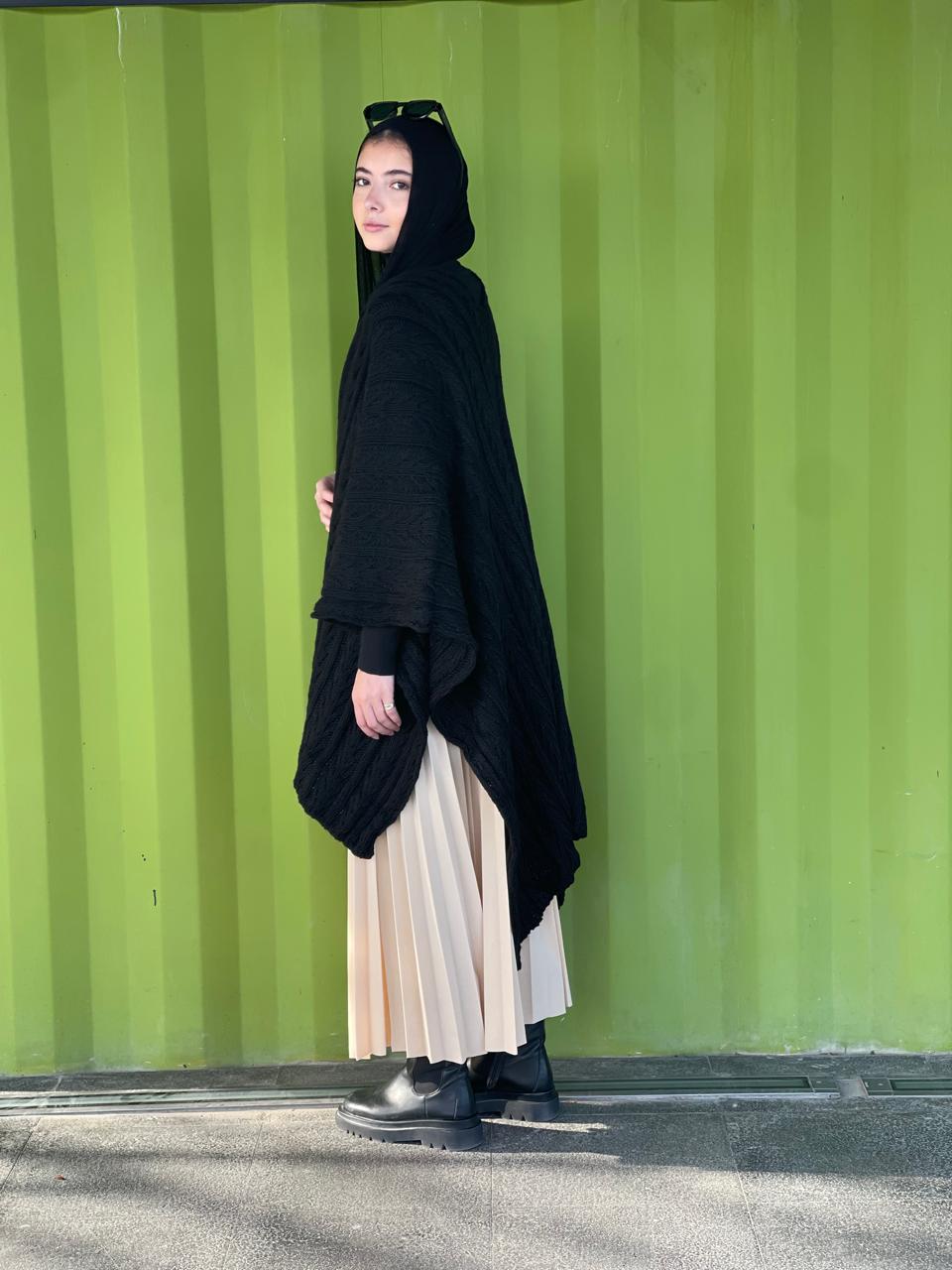 Cable-knitted Cape in black