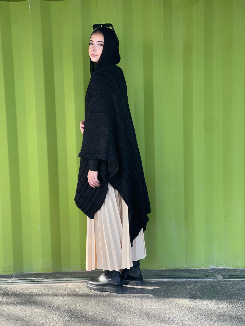 Cable-knitted Cape in black