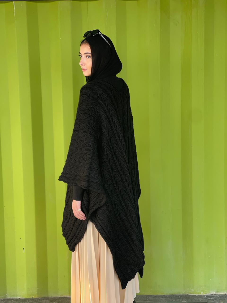 Cable-knitted Cape in black