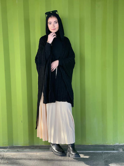 Cable-knitted Cape in black