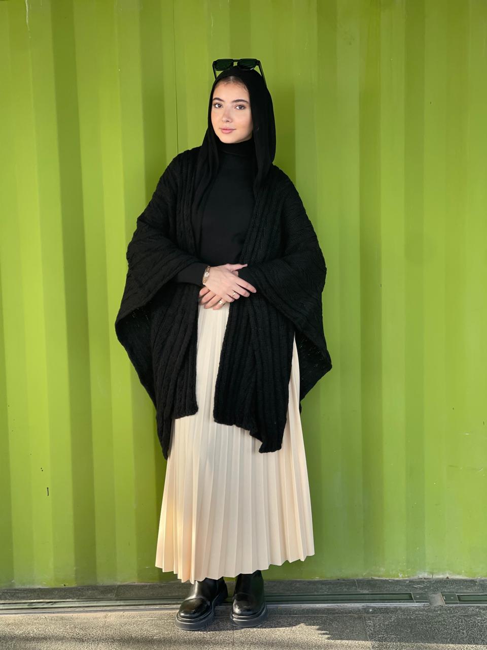 Cable-knitted Cape in black