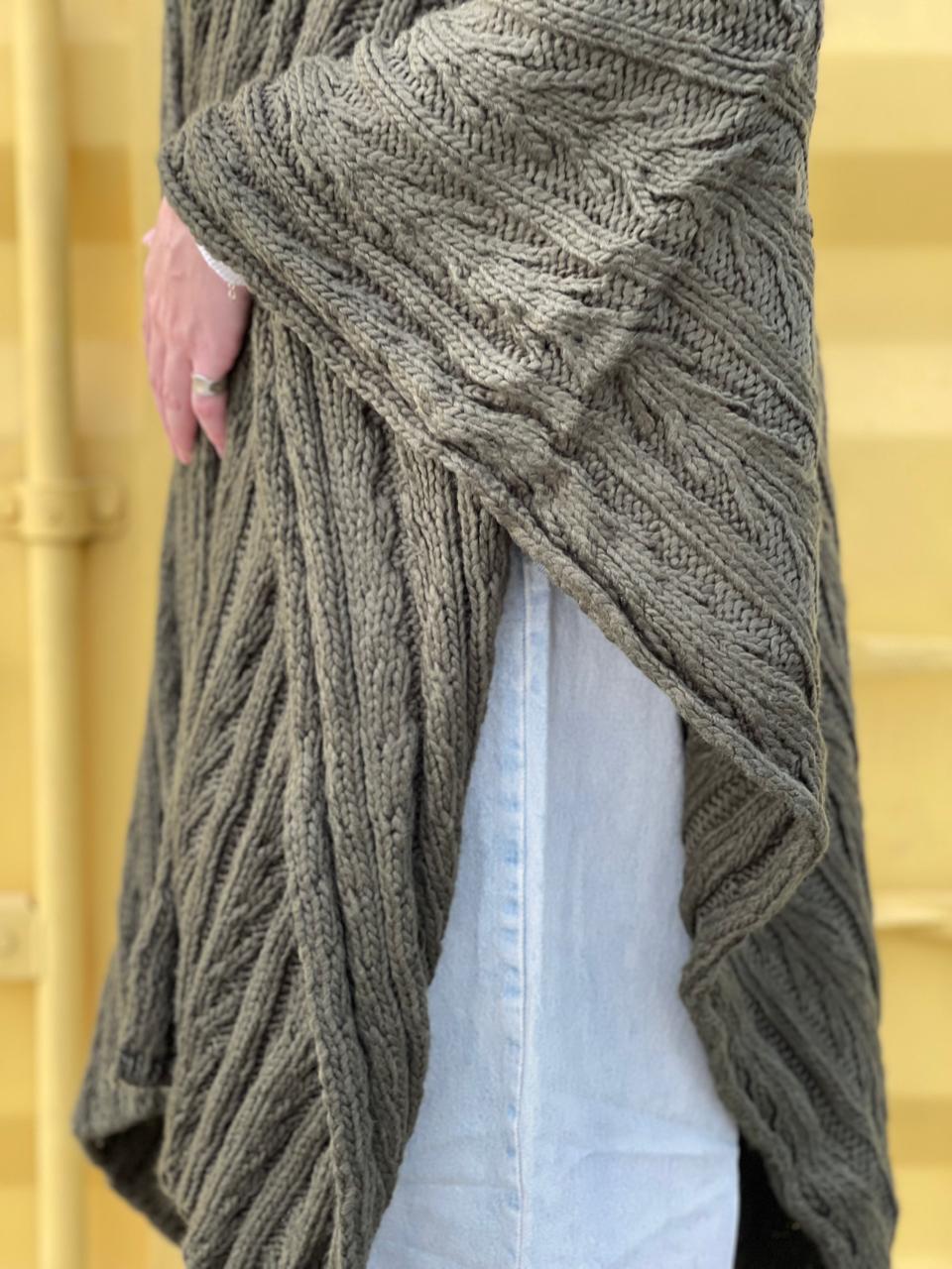 Cable-knitted Cape in Olive
