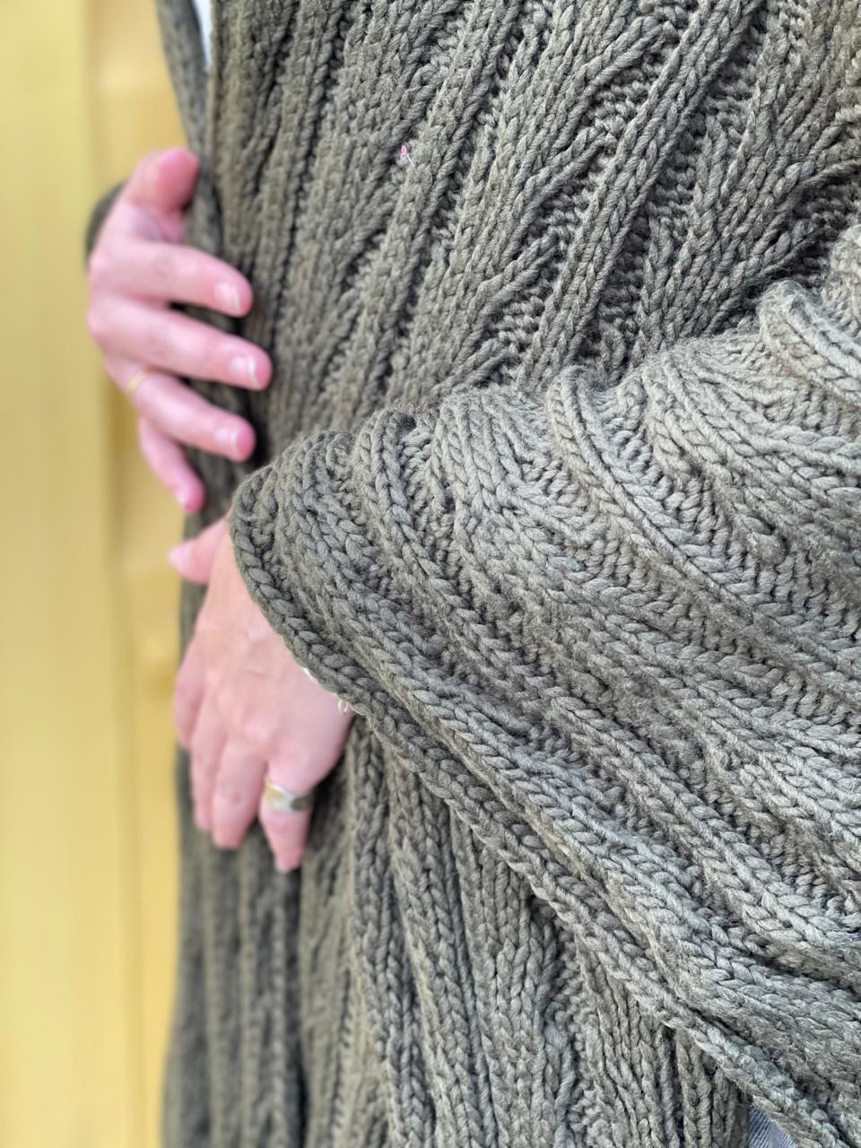 Cable-knitted Cape in Olive