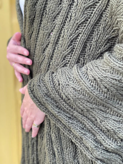 Cable-knitted Cape in Olive