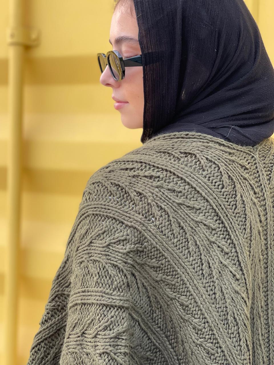 Cable-knitted Cape in Olive