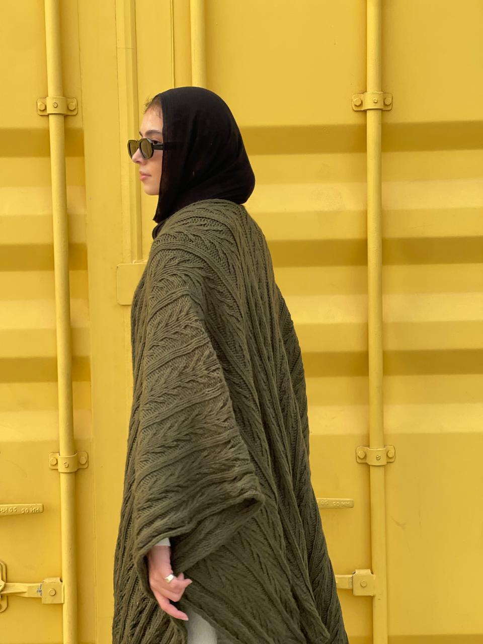 Cable-knitted Cape in Olive