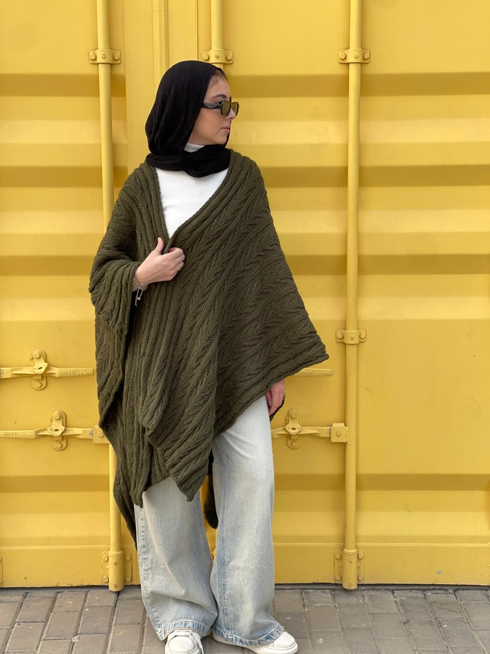 Cable-knitted Cape in Olive