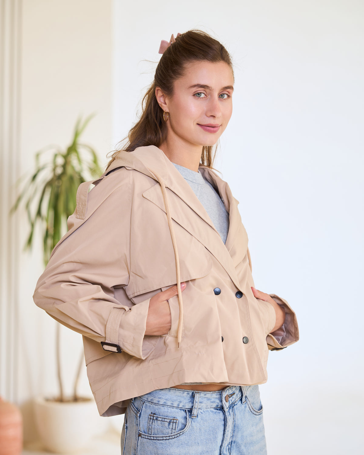 Hooded Cropped Trench Jacket – Classic Sand.
